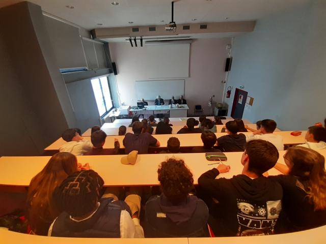 Lycéens écoutant les récits des témoins